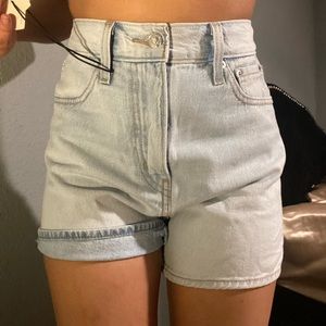 Levi’s cute mom shorts size 23